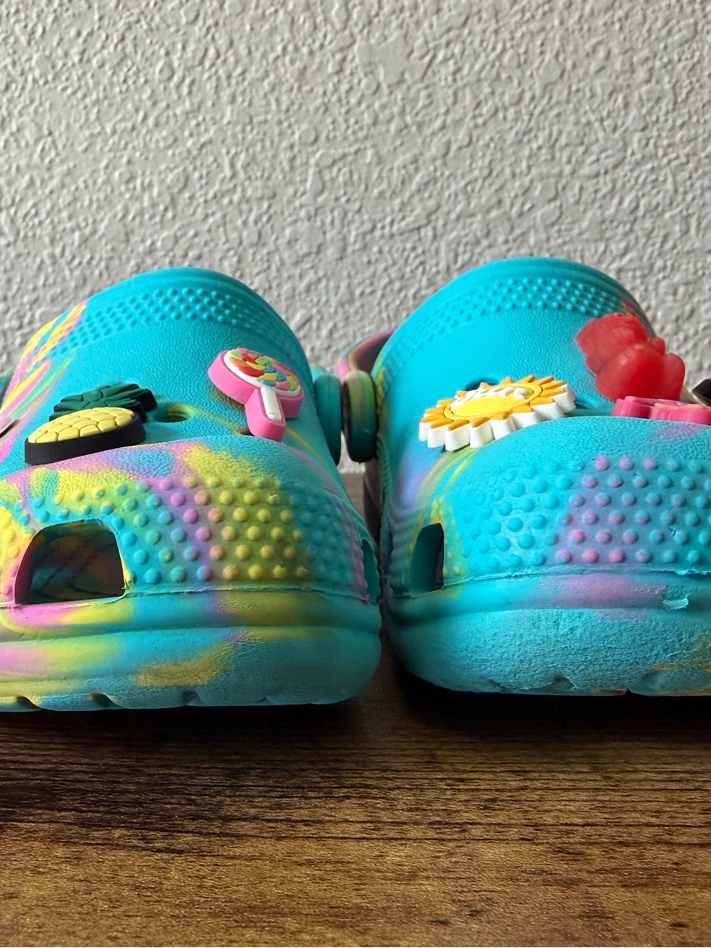 Crocs Girls 11 Classic Marbled Tie Dye Clogs Digital Aqua Multi Unique Charms - Picture 8 of 12